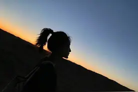杨洋和李沁晒同一角度的照片，网友发问：这是复合了？图片
