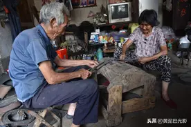 7旬大爷纯手工做1种凉鞋，火的要预约，有人1次买40双图片