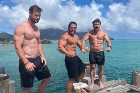 锤哥三兄弟罕见同框，大哥最矮三弟最高，网友：一家人基因太好了图片