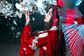 天官赐福Cos：妖气十足的花城，樱花树下的他，这侧颜真是绝了图片