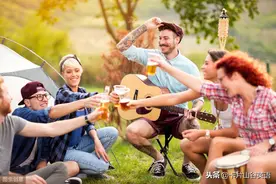 清明节踏青，那“踏青”用英语怎么说？跟green有关吗？图片