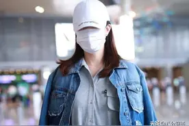 45岁佘诗曼也“装嫩”，穿灰色连衣裤清新优雅，披牛仔外套好霸气图片