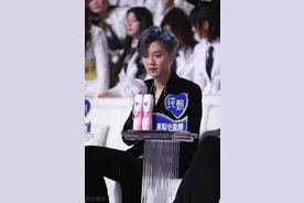 黑色西装套装+灰蓝色发型，鹿晗新造型时髦潮酷图片