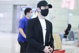 黄晓明一身混搭现身挺绅士，但裤脚堆积减分不少，这次鞋子要背锅图片