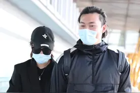 马丽产后首公开亮相，被小11岁老公逗得大笑，四肢水肿发福明显图片