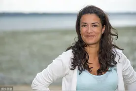 美国女子将祖母尸体放在冰柜里15年，骗取上百万的社会保证金图片