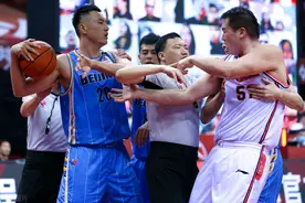 翟小川和万圣伟打架，两人都吃T图片