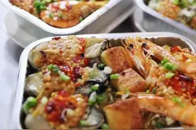烧烤版的烤饭是如何制作的，商家五天售出上万份，在家也可以做图片