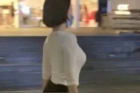许晴真的年过半百了？上街被网友偶遇，穿着少女放飞自我图片