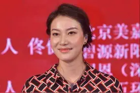 谢杏芳穿连体裤亮相，配编发造型大气又高级，178cm身材不输超模图片