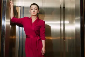 秦海璐的大长腿藏不住，穿西装连体裤，扎个高马尾干练还减龄图片