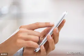女子电影院丢失手机，被好心人捡到送还：可能是因为我从前捡到手机也还给那个人了图片