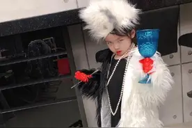 贺军翔3岁女儿罕曝正脸！穿古装持大刀似侠女，颜值出众像极爸爸图片