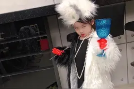 贺军翔3岁女儿罕曝正脸！穿古装持大刀似侠女，颜值出众像极爸爸图片