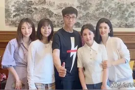 范明老婆厉玲身材真绝，穿鱼尾裙身段火辣撩人，完全不像62岁的人图片