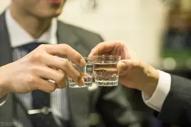 过年招待亲戚，家里有两瓶45度的酒放了20年，这还能喝吗？图片