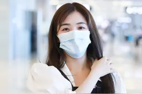 张含韵白色衬衫+黑色背带裙+草帽+小白鞋简约时尚图片