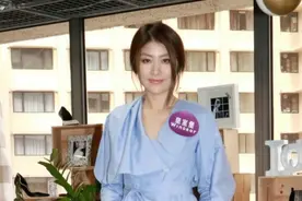 被陈慧琳的腿迷住，穿蓝色风衣配“塑料”长筒靴，一般人hold不住图片