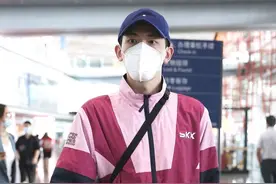 新晋小草辛云来现身机场，穿搭帅气有型，自然流露出的少年风度图片