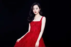 宋轶白得都成“雪人”了，一袭红裙优雅高贵，肤白貌美让人羡慕图片