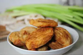 自己买藕做炸藕盒，色泽金黄，外脆里鲜，味美可口，肉馅有弹性图片