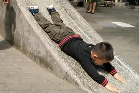 人养玉玉也养人：小孩们最爱的公园玉化滑梯怎么变成真正的玉滑梯图片