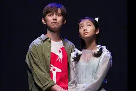 黄磊晒合影，46岁何炅和14岁多多像兄妹，多多孙莉傻傻分不清图片