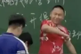 寓意高考旗开得胜，男老师穿旗袍 | 直击高考图片