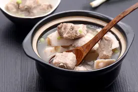 炖排骨不能直接焯水，牢记3个技巧，排骨软烂不柴，鲜美不腥图片