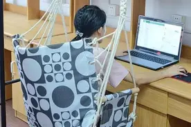 大学宿舍新生报到，瞧瞧现在就寝用品多新潮，宿管辅导员见都想买图片