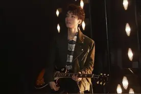 王俊凯穿小龙虾衬衣，吃货本性难掩帅气，《我们的乐队》造型太酷图片