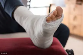 骨折不疼就痊愈了？大爷骨折后打石膏3个月，却成了“陈旧性骨折”图片