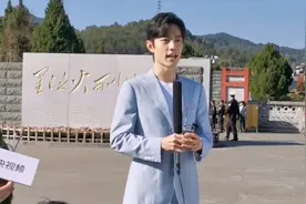 肖战出道4年11次登央视，气质变化很大，经历风雨后更显坚毅图片