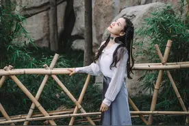 故事：抠门男友送我价值三百口红，当着室友面打开，我闹了大笑话图片