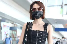 街拍：蓝盈莹穿牛仔背心配时尚短裤搭小白鞋，尽显清爽休闲图片