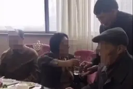 大衣哥朱之文给长辈敬酒，双手举杯低杯子，礼节到位显谦卑图片