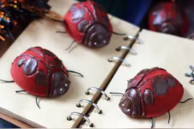 万圣节搞怪小甜品，甲壳虫红丝绒蛋糕，呆萌可爱，好吃容易做图片