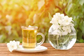 60岁不婚女人倾诉：一辈子没结婚，看似洒脱，老了才知当初错图片