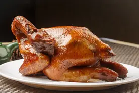 西安以西大爷躲在家里做烧鸡，一只鸡卖到100块钱，去晚买不到图片