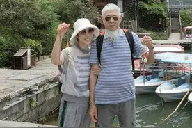 53岁陈法蓉带老父亲出游，灰色薄纱T恤配休闲裤，同框父亲像爷爷图片