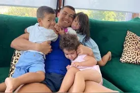 3个儿女围抱C罗，大女儿搂爸爸脖子！小女儿坐C罗大腿 卷发小可爱图片