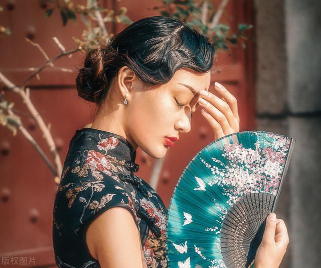 《陆犯焉识》：一个年轻风情继母的生存法则