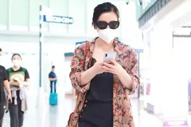 秦海璐真的40多岁了吗？穿蕾丝吊带就出门，大胆时尚不像中年人图片