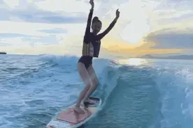 Angelababy演技不行，冲浪技术一流，“竹竿腿”太抢眼图片