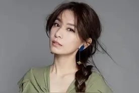 37岁田馥甄少女感十足，只因太会穿，白裙清纯印花裙优雅图片