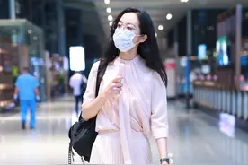 韩雪藕粉色飘带衬衫搭配粉色百褶裙，单背双肩包优雅动人图片