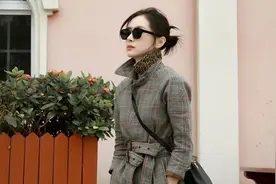 162王子文成功穿出了170既视感，格纹大衣配长筒靴，太高级图片