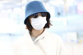 王珞丹穿白色羊绒大衣现身机场，头戴蓝色帽子气质优雅图片
