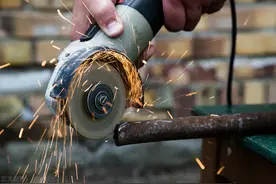 血的教训，角磨机千万不要装木工锯片，万能的工具，潜在的杀手图片