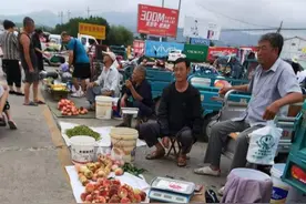 摆摊收入真的高吗？实拍农村大集摆摊图，看过之后不想摆摊了图片